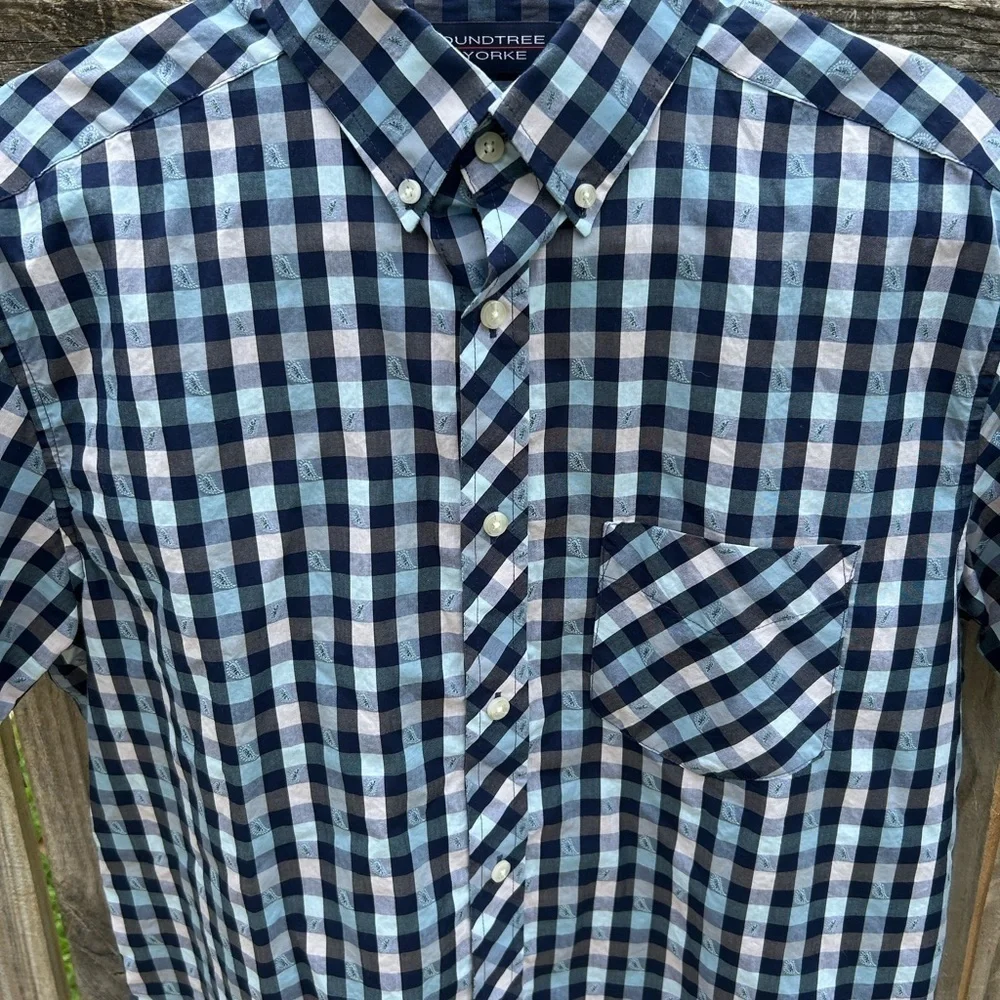 Roundtree & Yorke Blue and White Casual Button Down Shirt Medium Paisley design
